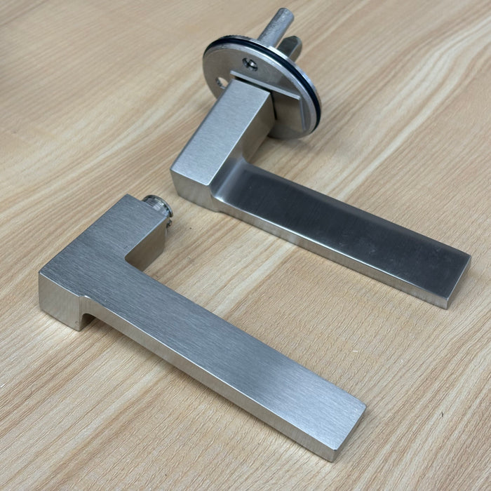 Passage Lever Set, Right Handing in Satin Nickel, 1001LOUMRSRH15