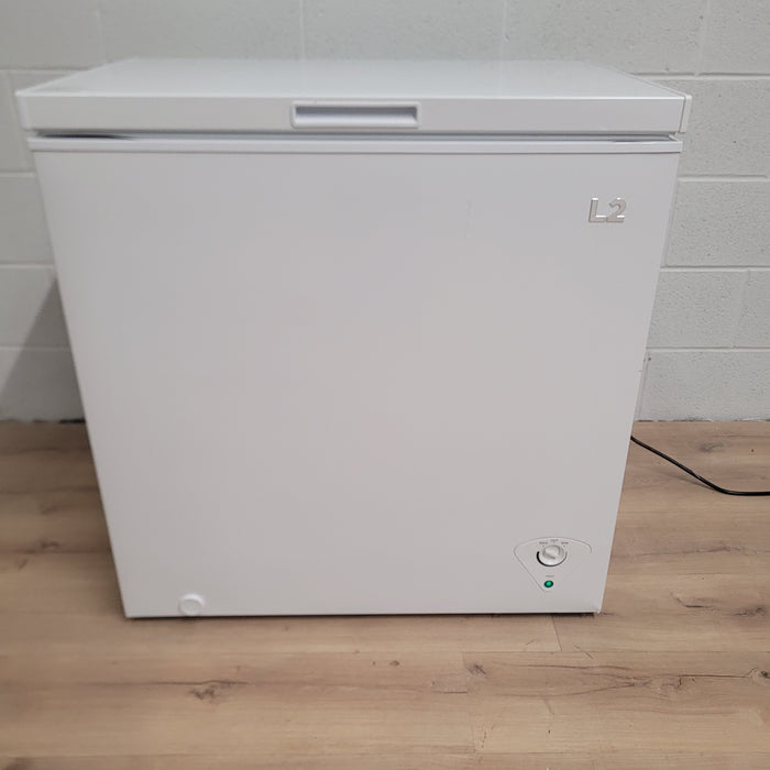 32"W White Chest Freezer - 7Cu Ft Capacity