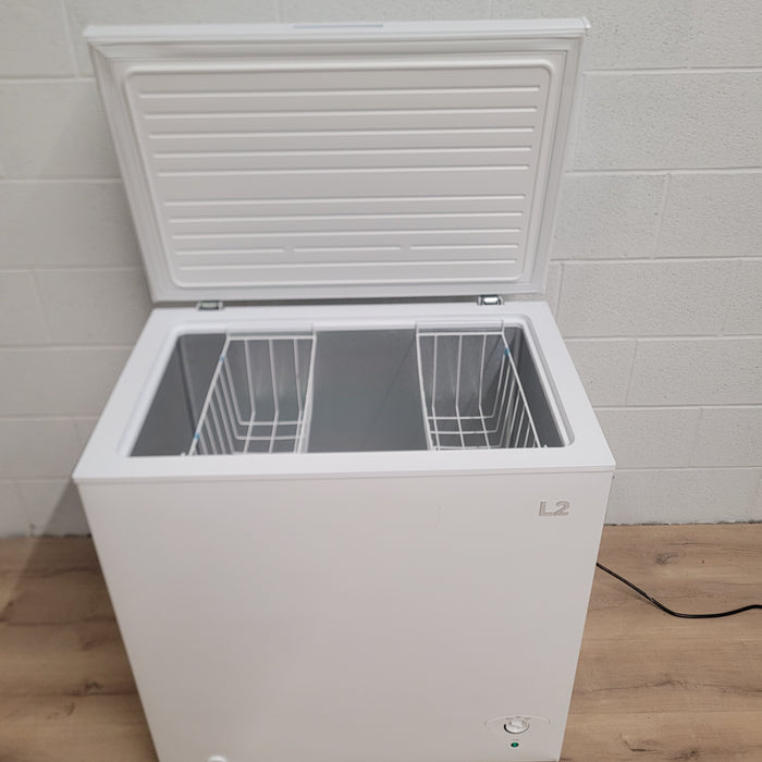 32"W White Chest Freezer - 7Cu Ft Capacity