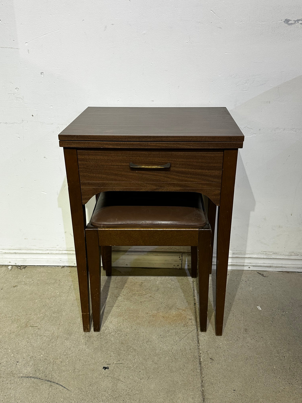 Vintage 1970's Singer Sewing Machine With Stool