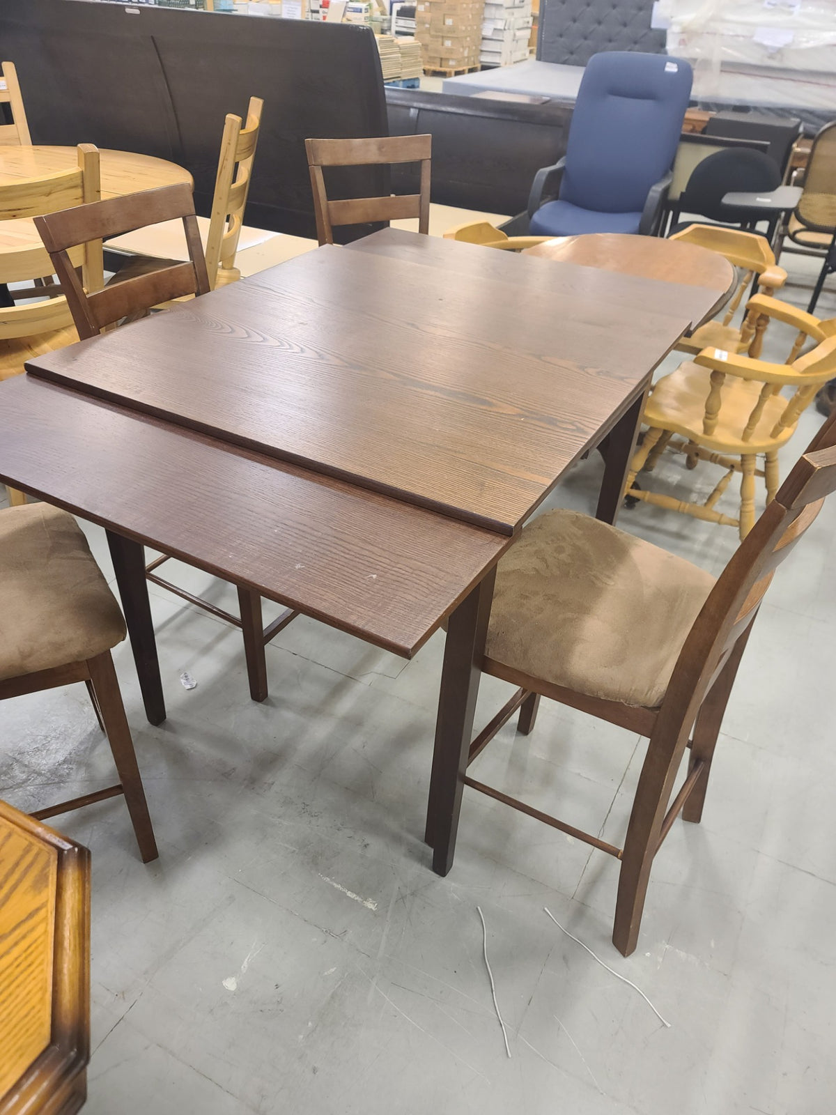 Extendable Dining Table with Set of 4 Chairs