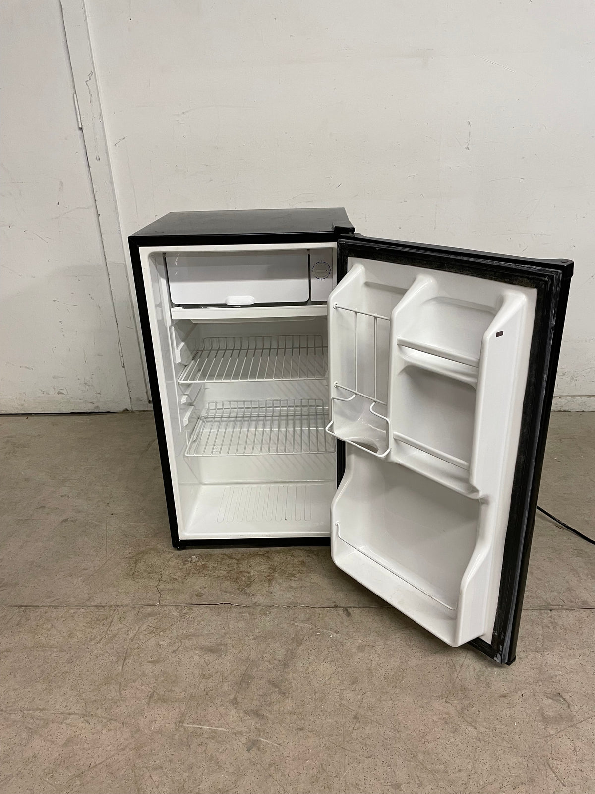 Black Magic Chef Mini-Fridge Model:MCBR360WF