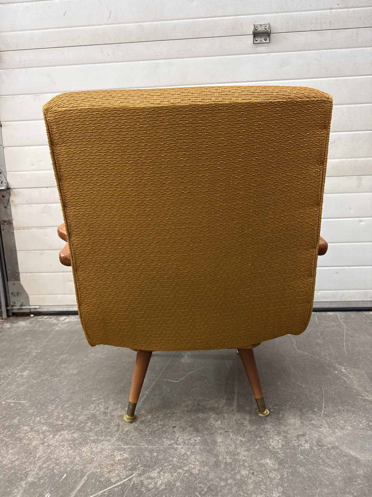 Swivel Lounge Chair