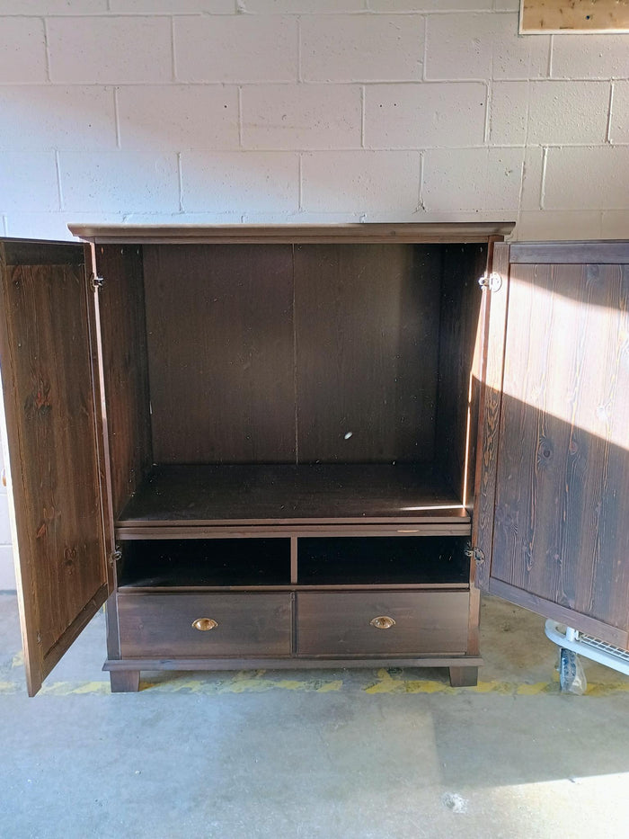 Peanut Wardrobe