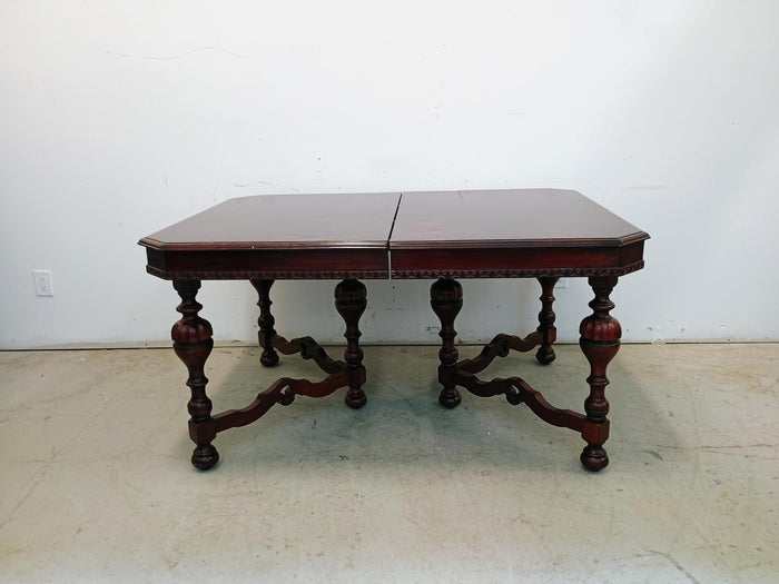 Vintage Dining Table in Mahogany Color