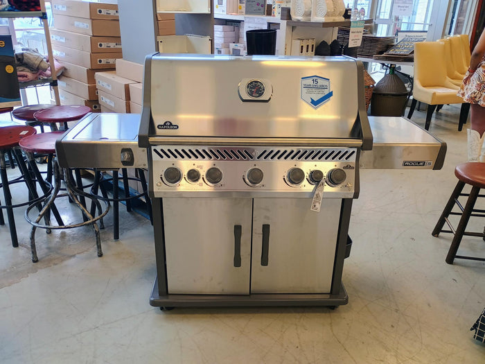 Napoleon Rogue PRO-S 625 5-Burner Natural Gas BBQ Grill in Stainless Steel with Infrared Side and Rear Burner