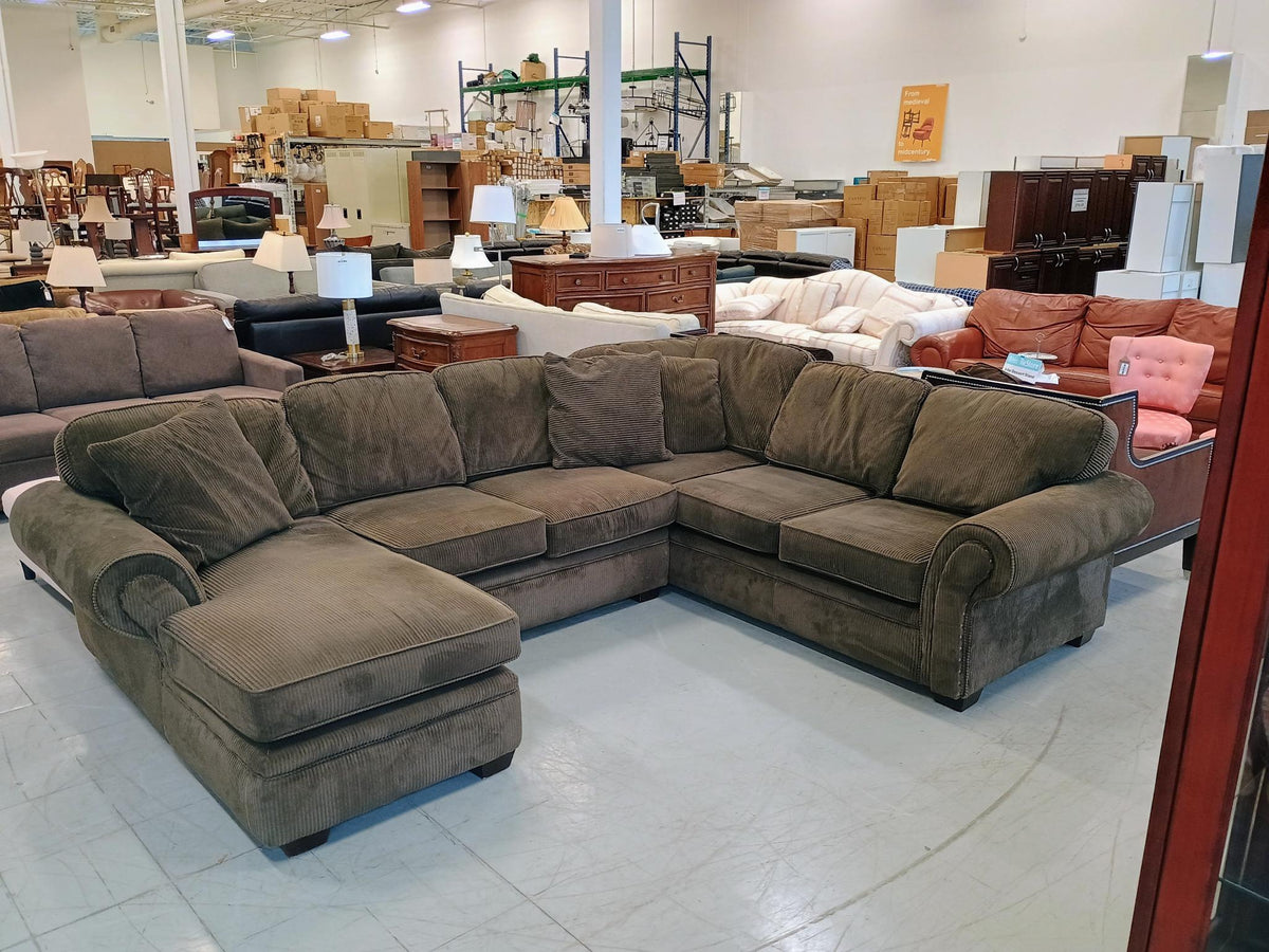 Modern Sectional Sofa with decorative Nails