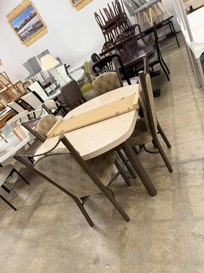 Traditional Style 5-Piece Dining Set with 1 Leaf