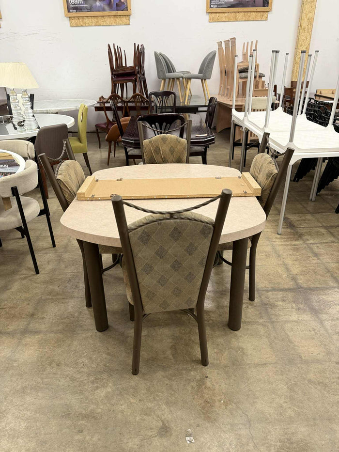 Traditional Style 5-Piece Dining Set with 1 Leaf