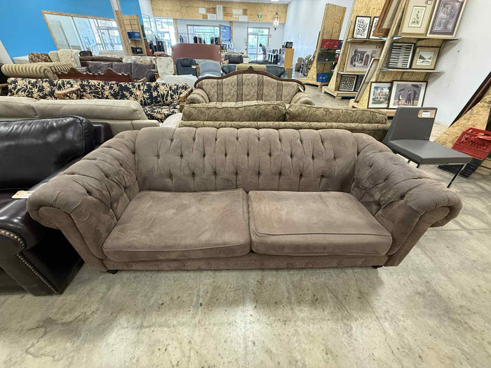Traditional Style Button Tufted Design Sofa
