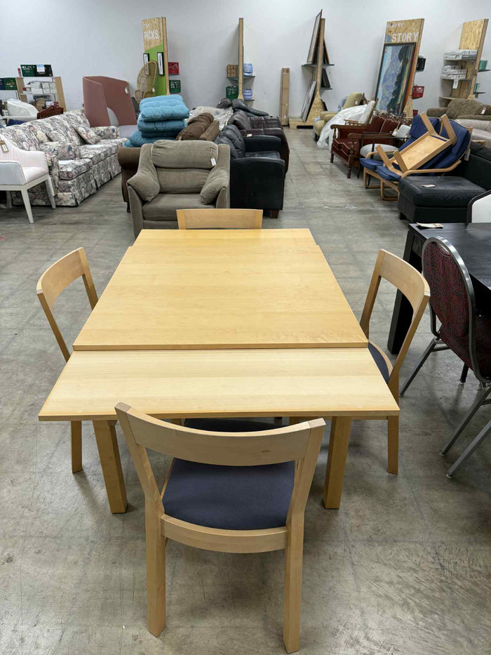Light Colored Wooden 5-Piece Dining Set