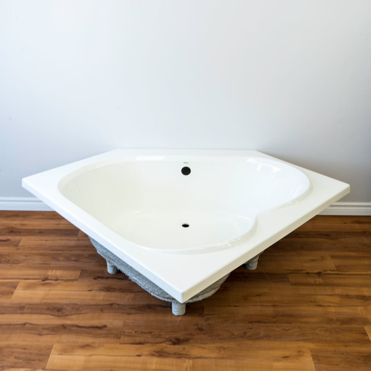 Mirolin White Soho 3 Corner Bathtub