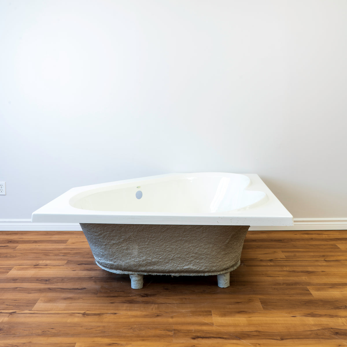 Mirolin White Soho 3 Corner Bathtub