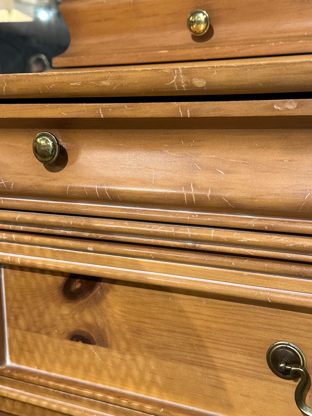 Dresser with Detachable Mirror