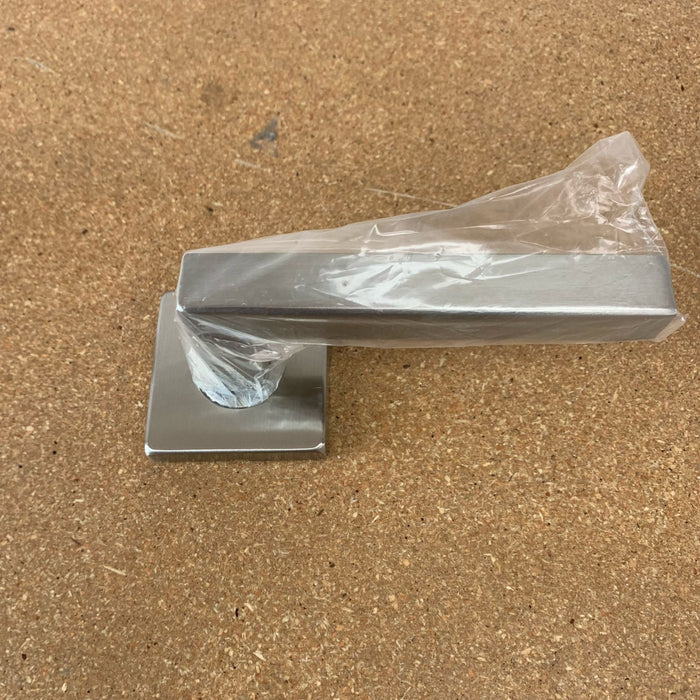 2 3/4-inch Tubular Passage Door Lever Set in Satin Nickel LH3001
