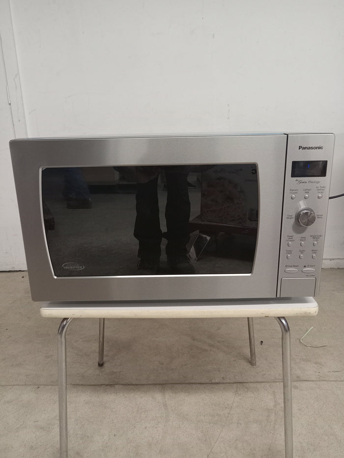 23" Panasonic Microwave Oven