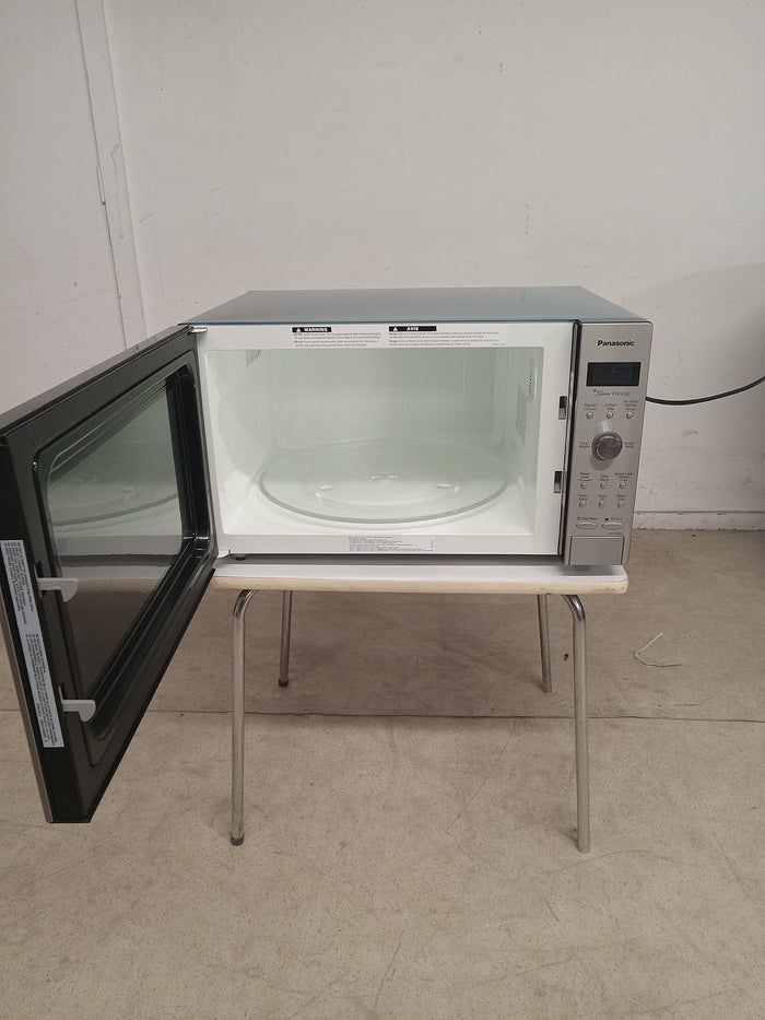 23" Panasonic Microwave Oven