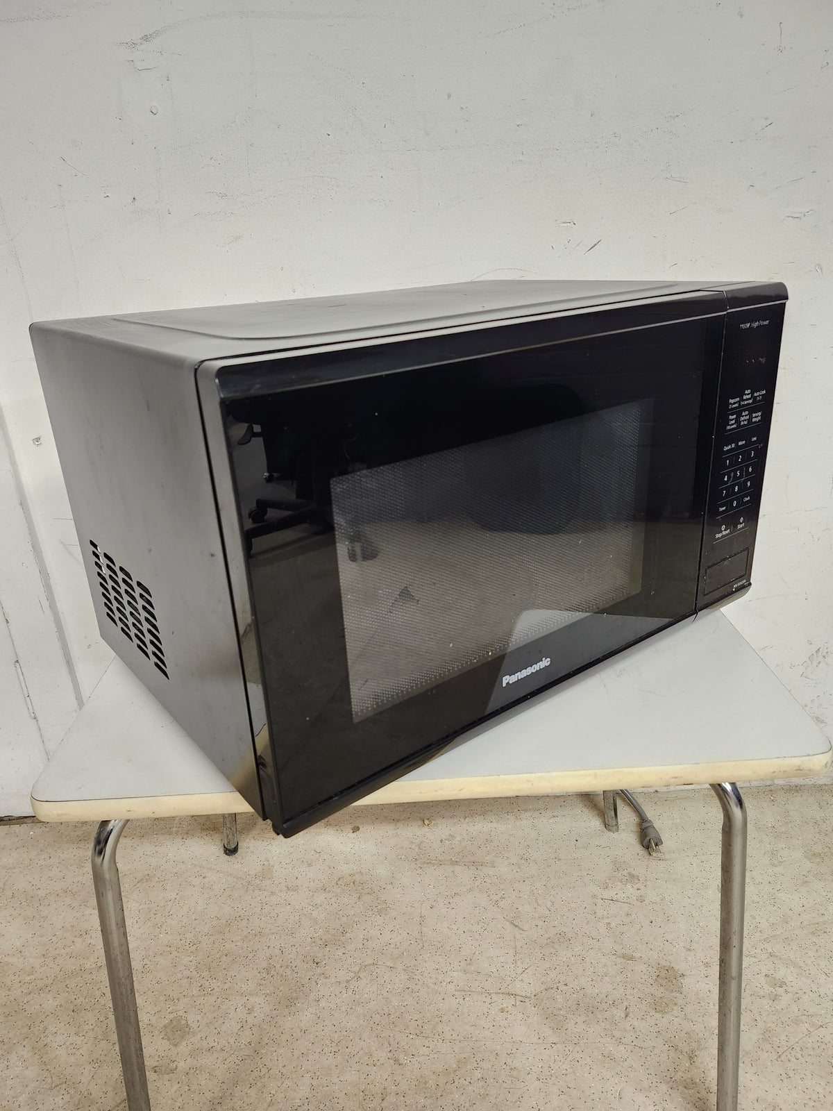 20.5"W Panasonic Microwave Oven
