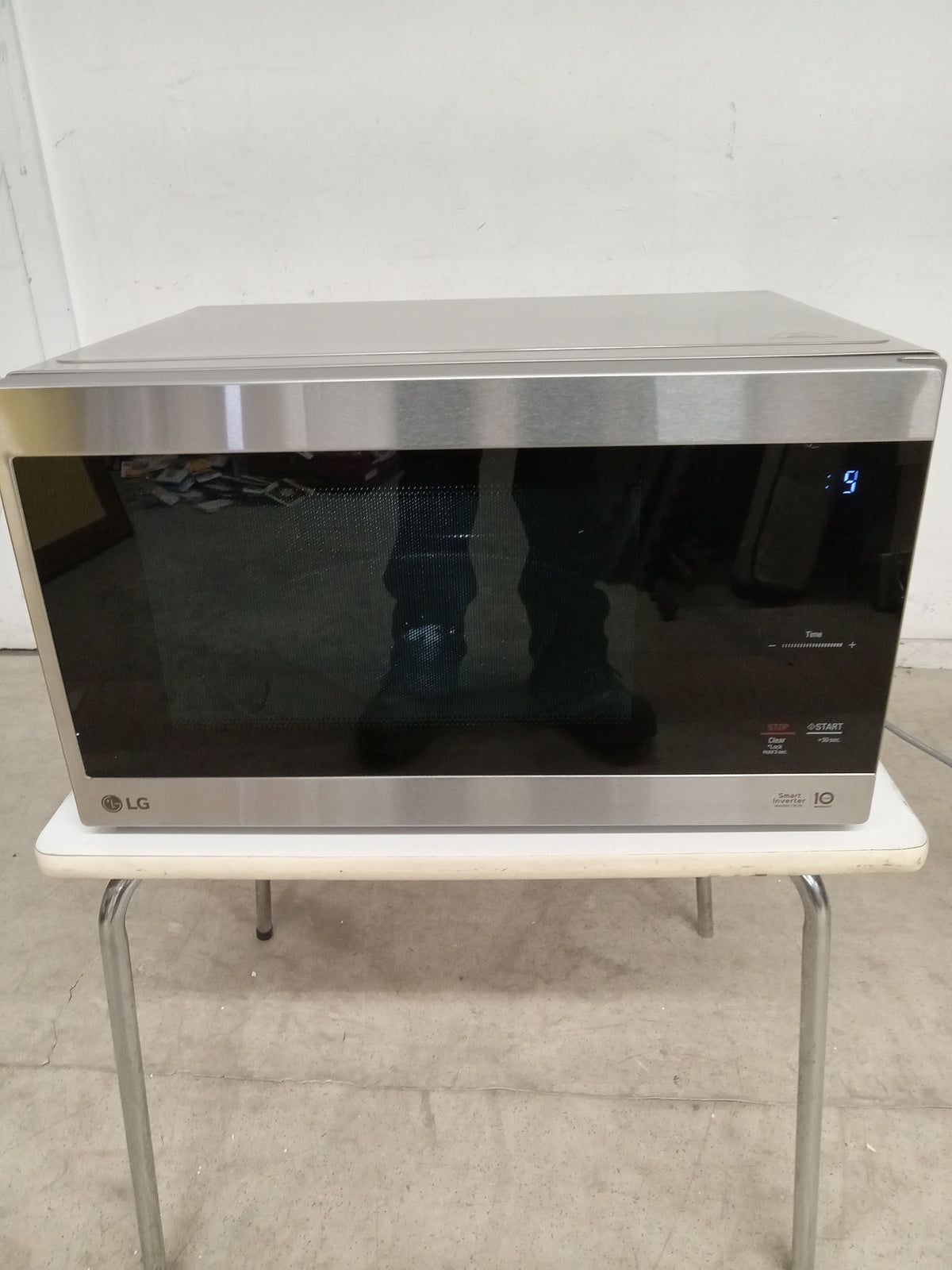 18.75"W LG Microwave Oven