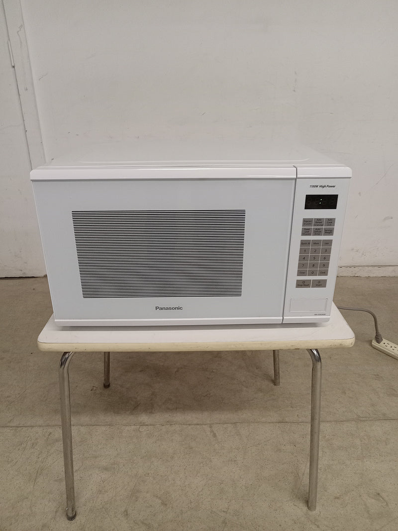 20.5"W White Panasonic Microwave