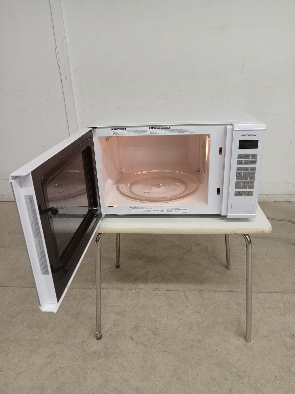 20.5"W White Panasonic Microwave