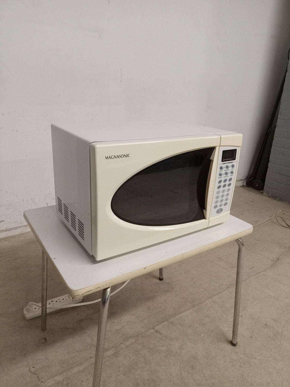 18"W Magnasonic Microwave Oven