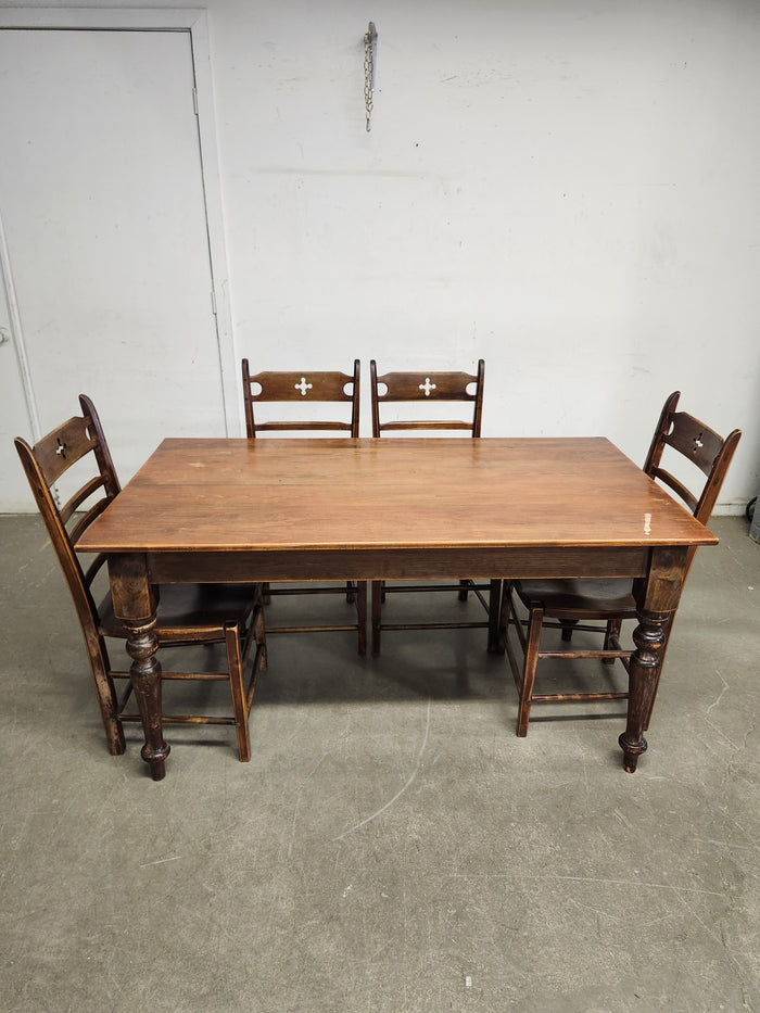 Early American Dining Set w/ 4 Chairs