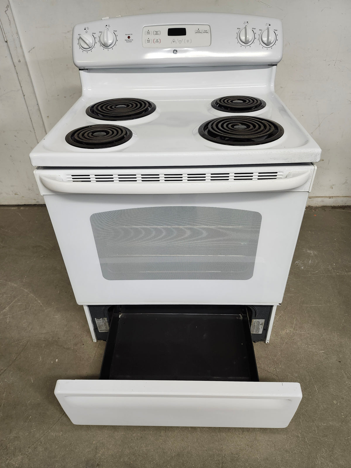 GE Electric Stove (JCBS280DM2WW)