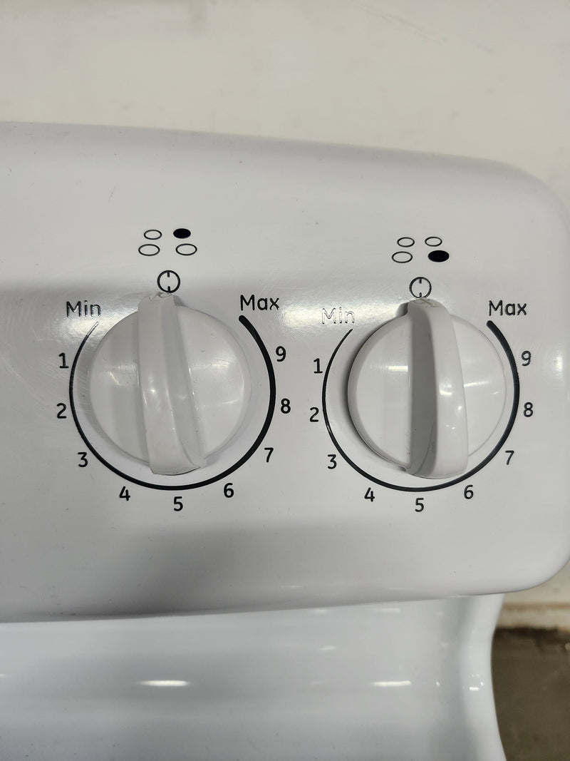GE Electric Stove (JCBS280DM2WW)