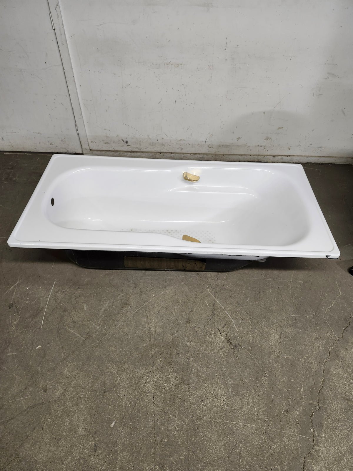 67" White Tub