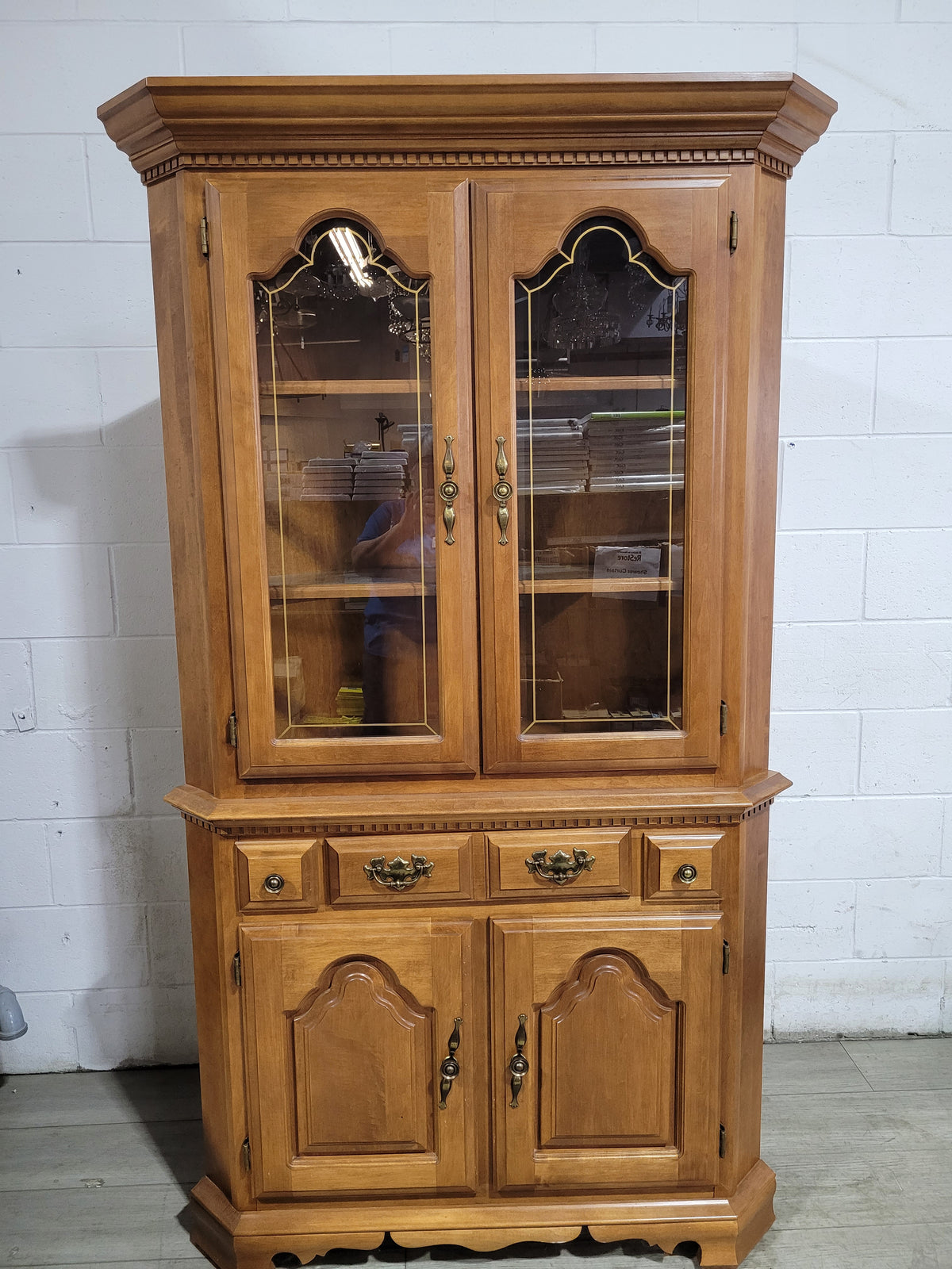 CORNER 2 PC HUTCH