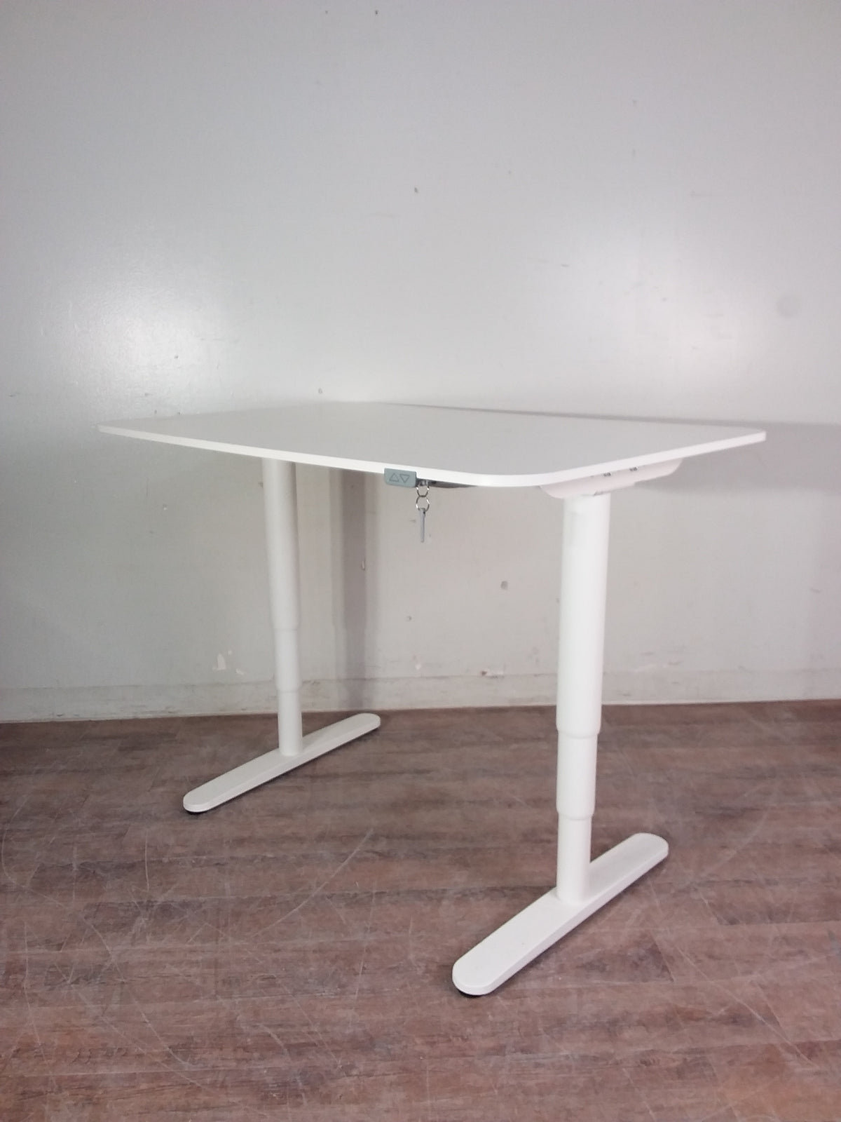 BEKANT Motorized Adjustable Height Desk