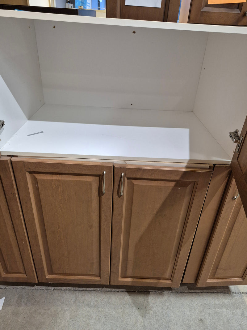 Medium Brown Maple Kitchen with Pantry