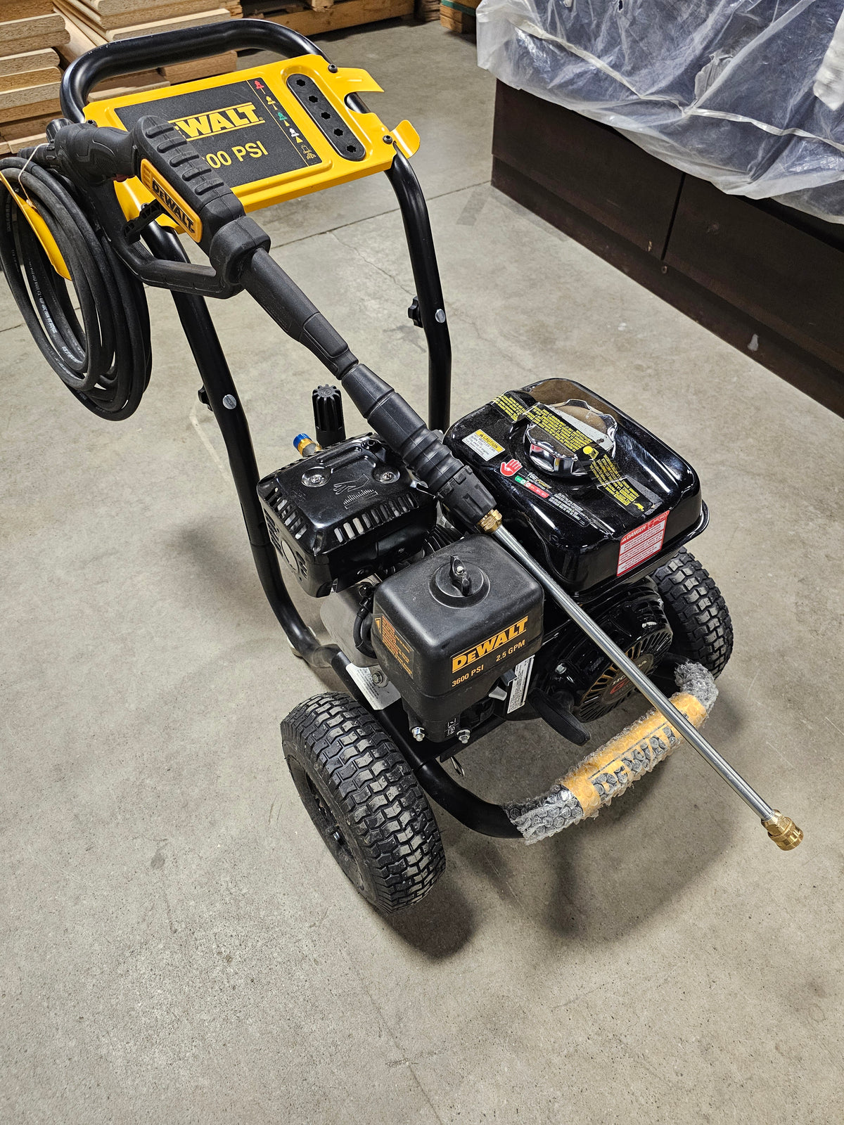 DEWALT 3600 PSI 2.5 GPM Gas Cold Water Professional Pressure Washer