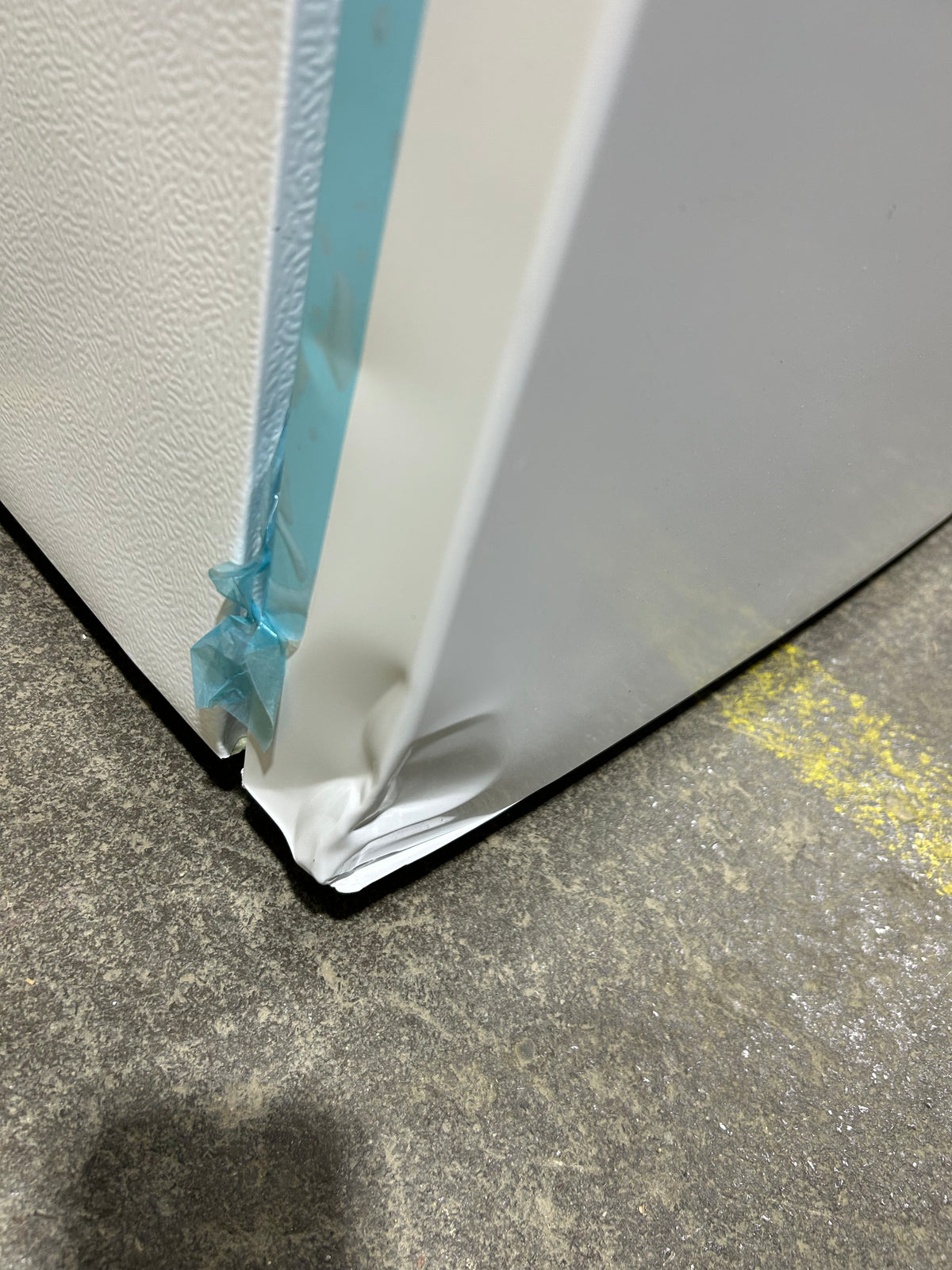 Vissani 24-inch Top Freezer Refrigerator (As is)