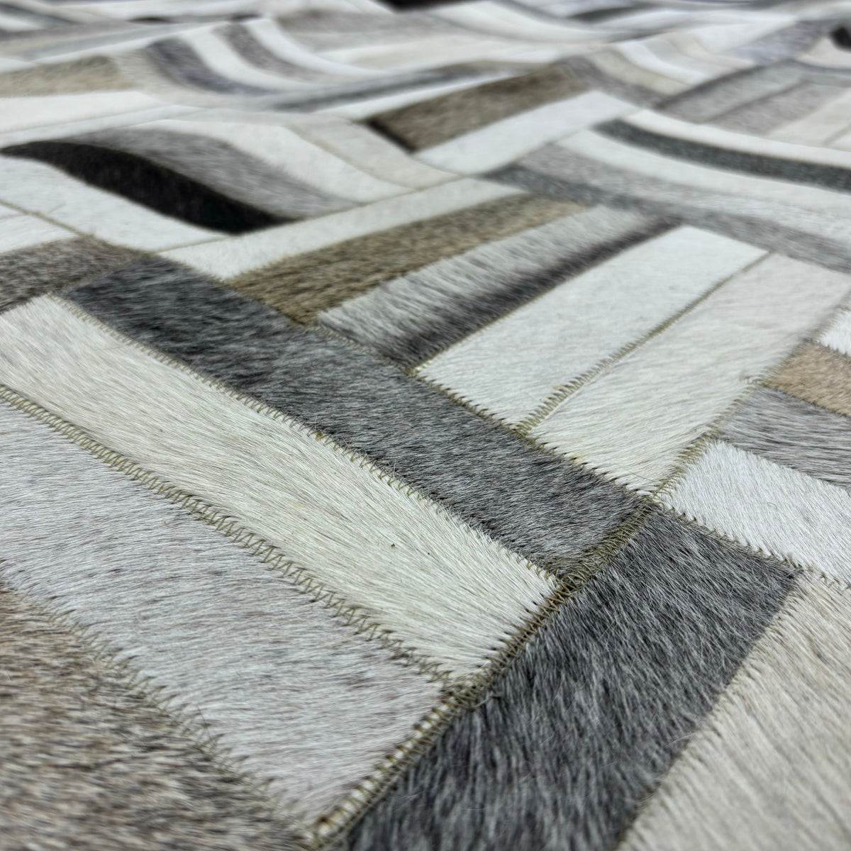 6×9-ft Grey & White Patchwork Rug – Hand-Stitched Cowhide, 250