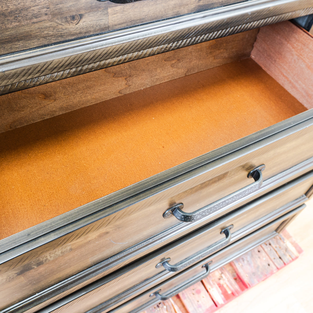 Johnny 40-inch 5-Drawer Chest in Smokey Walnut