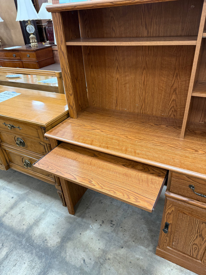 Sauder Orchard Hills Computer Desk with Hutch