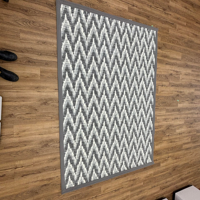6×9-ft Grey & White Zigzag Rug – Machine-Woven Polyester, 283