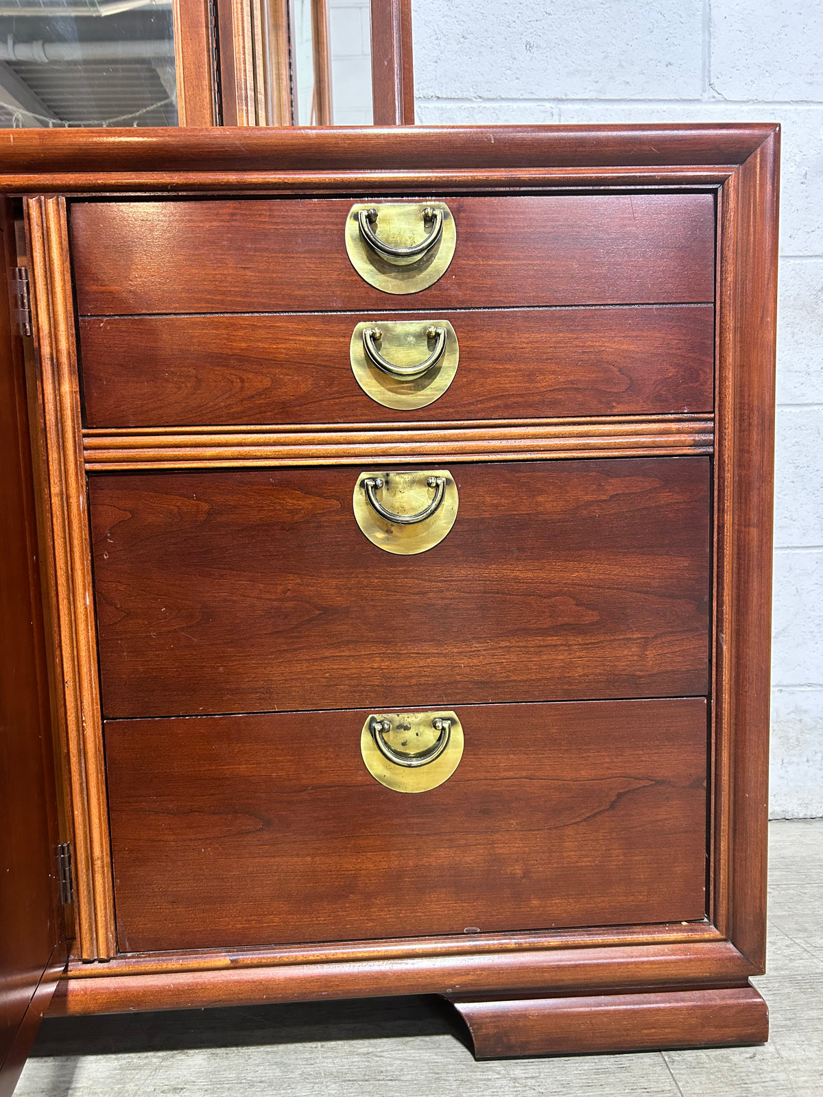 KROEHLER Vanity Dresser with Trifold Mirror