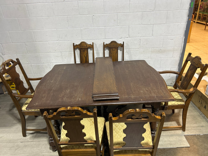 Elia Tudor Dinning Set