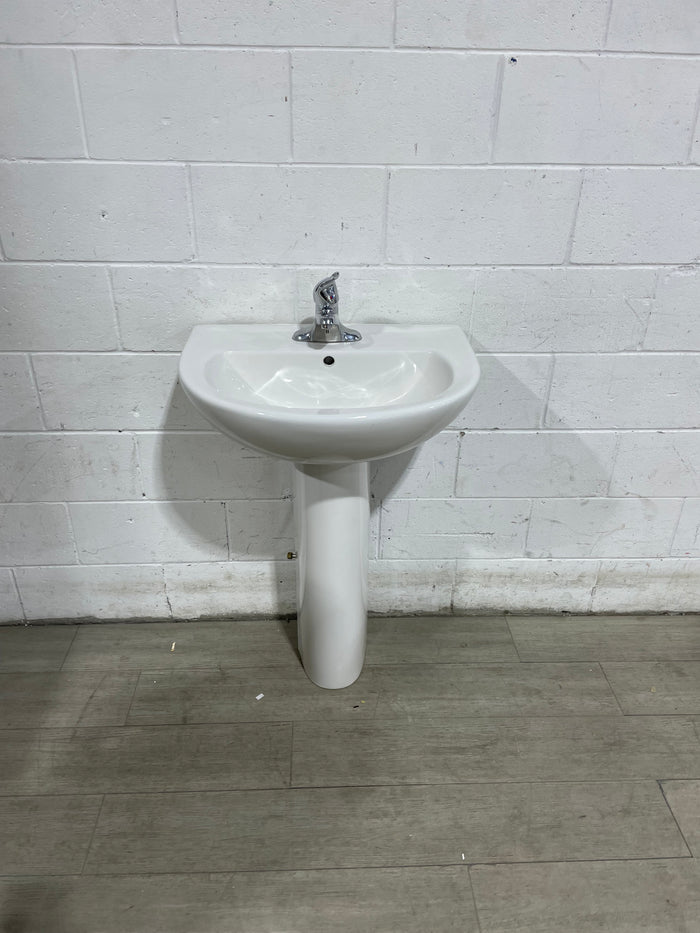 WHITE CERAMIC PEDASTAL SINK