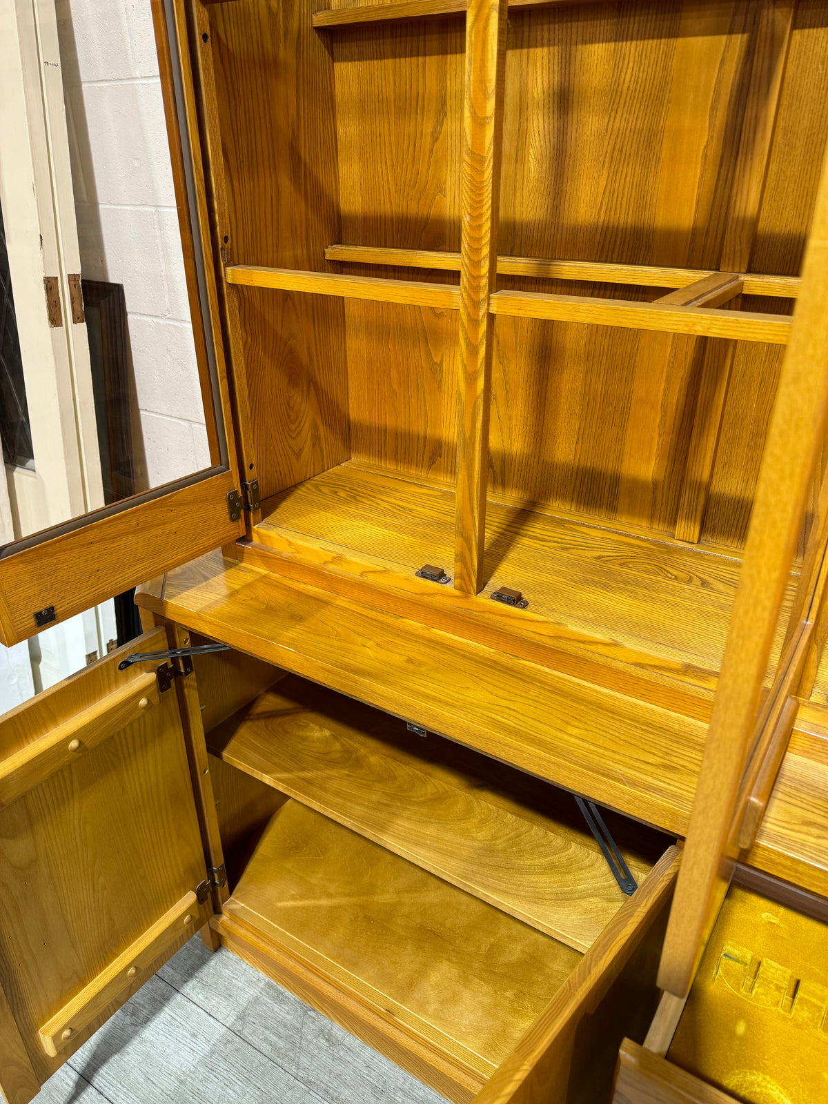 Venturi China Cabinet