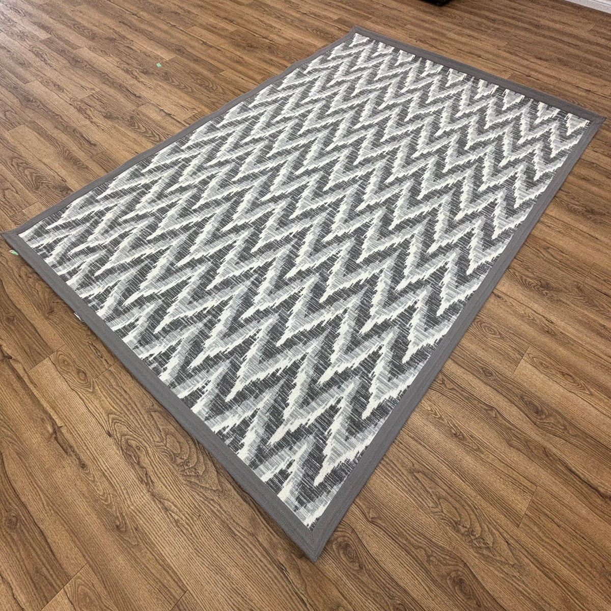 6×9-ft Grey & White Zigzag Rug – Machine-Woven Polyester, 283