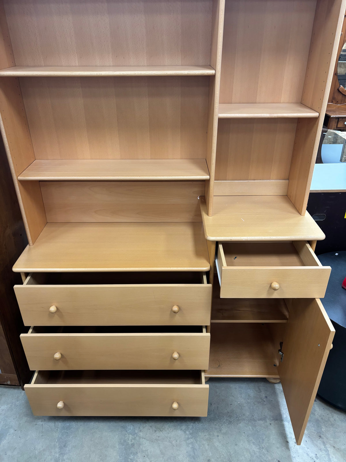 Light Maple-Coloured Dresser with Hutch