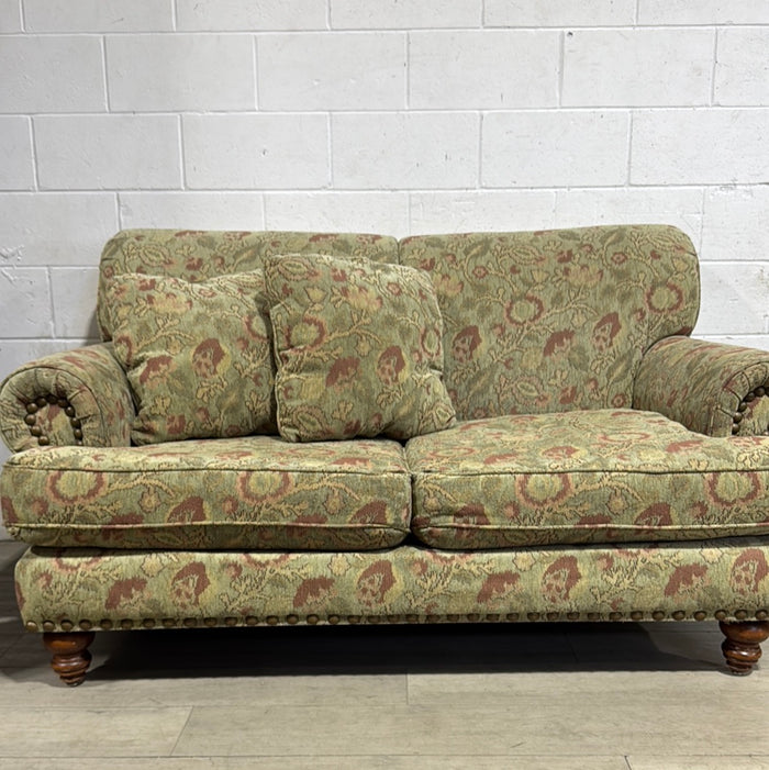 Olivier Traditional  Loveseat