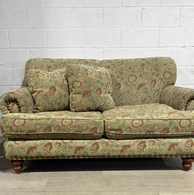 Olivier Traditional  Loveseat