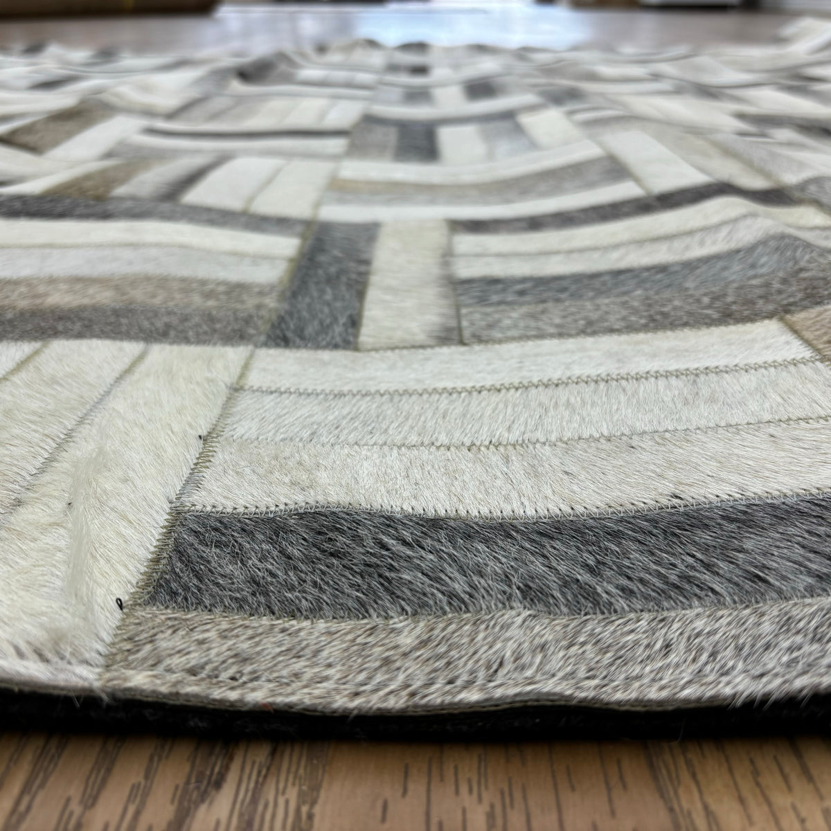 6×9-ft Grey & White Patchwork Rug – Hand-Stitched Cowhide, 250