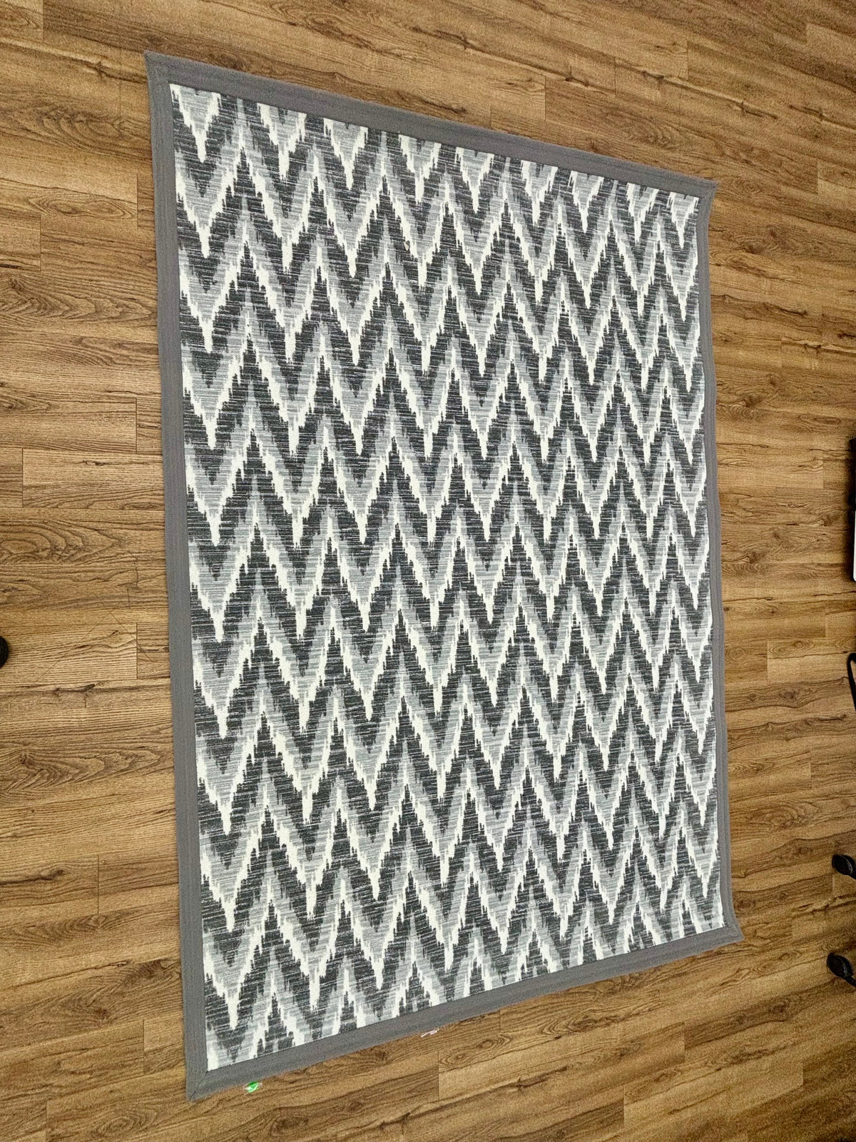 6×9-ft Grey & White Zigzag Rug – Machine-Woven Polyester, 283