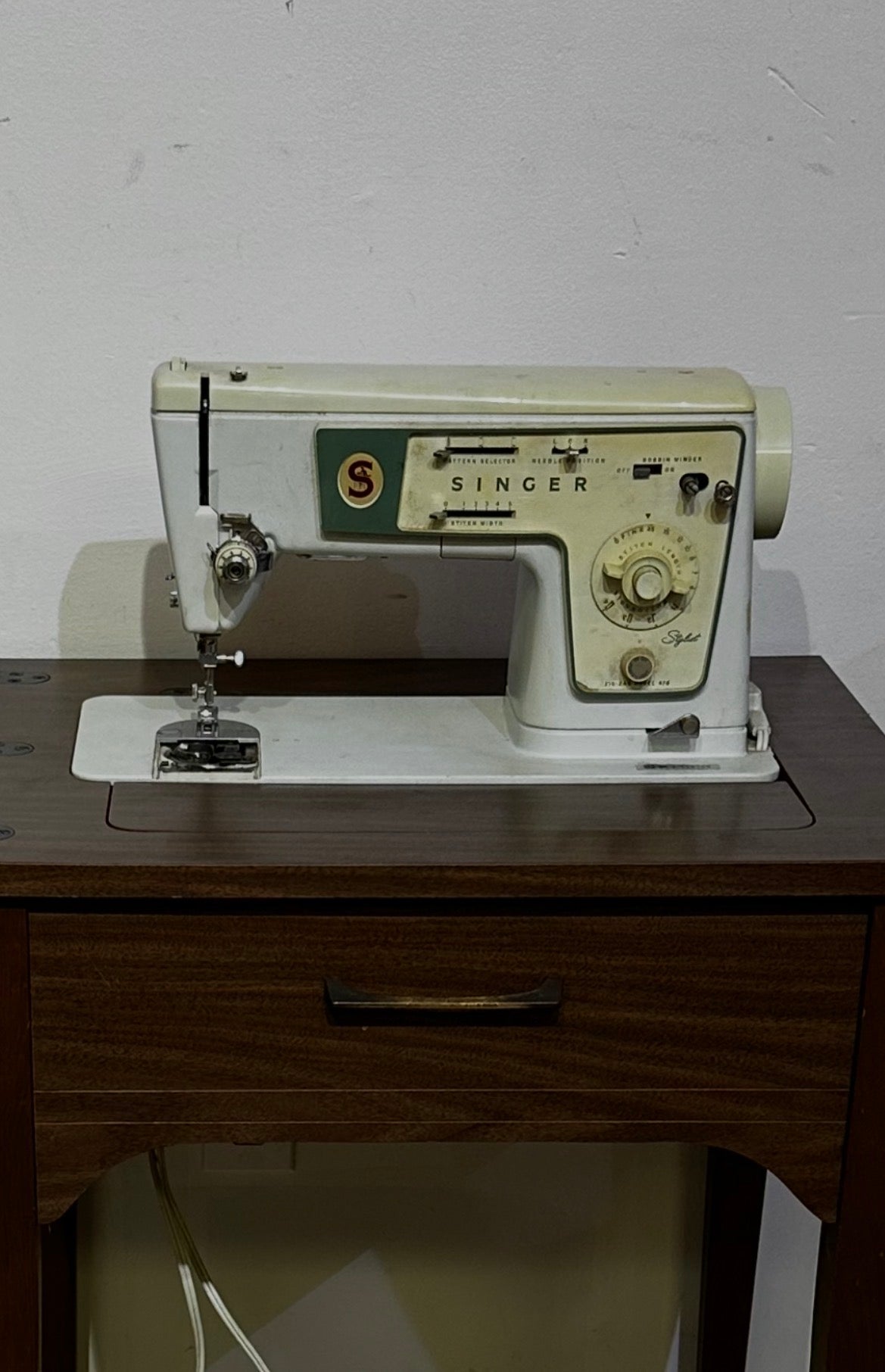 Vintage 1970's Singer Sewing Machine With Stool
